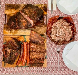 LE plat principal du 2eme jour. Brisket, pulled pork, ribs de porc et boeuf et saucisses