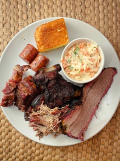 Une assiette complète avec les accompagnements de pain de maïs et coleslaw