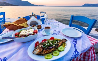 Repas de poisson en bord de mer en Crète